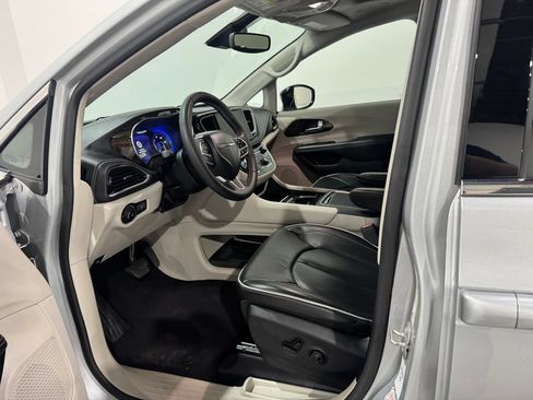 Used 2024 Chrysler Pacifica Limited FWD image 17
