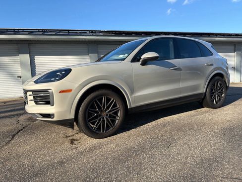 Certified 2024 Porsche Cayenne image 2