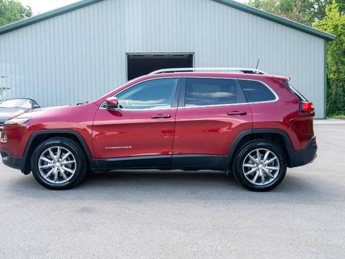 Used 2017 Jeep Cherokee Limited w/ Luxury Group AWD/4WD image 6