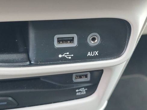 Used 2020 Chrysler Pacifica Touring-L Plus FWD image 19