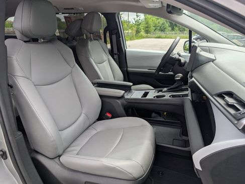 Used 2025 Toyota Sienna XLE FWD image 31