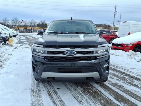 Used 2022 Ford Expedition XLT image 2