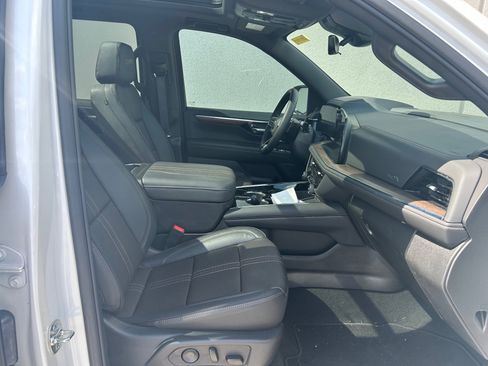 Used 2025 Chevrolet Suburban High Country image 11