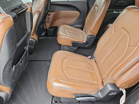 Used 2018 Chrysler Pacifica Limited w/ Advanced Safetytec Group FWD image 13