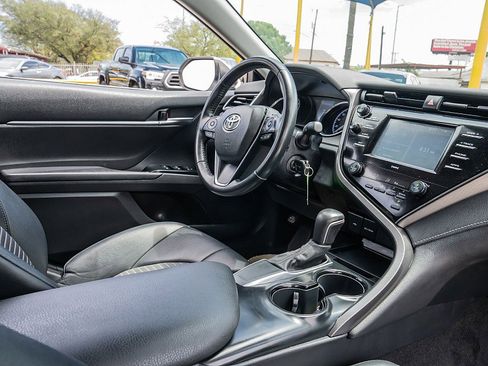Used 2020 Toyota Camry SE image 19