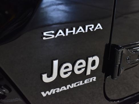 Used 2023 Jeep Wrangler Unlimited Sahara AWD/4WD image 34