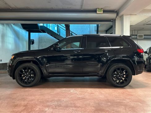 Used 2021 Jeep Grand Cherokee Laredo X image 2