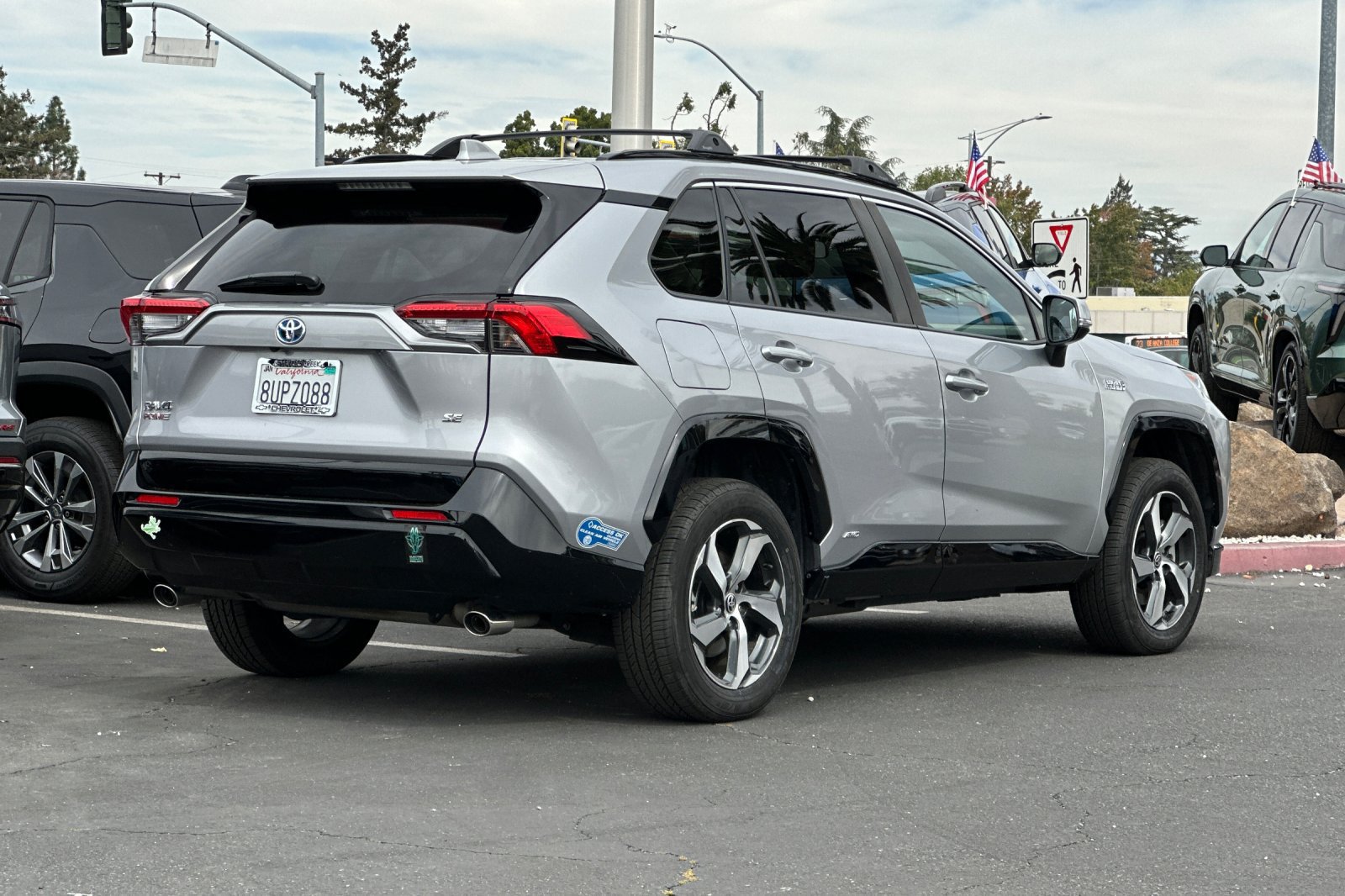 Used 2021 Toyota RAV4 SE w/ Weather & Moonroof Package AWD/4WD image 5