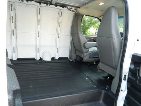 Used 2017 GMC Savana 2500 image 13