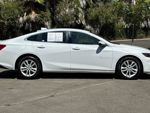 Used 2018 Chevrolet Malibu LT image 2