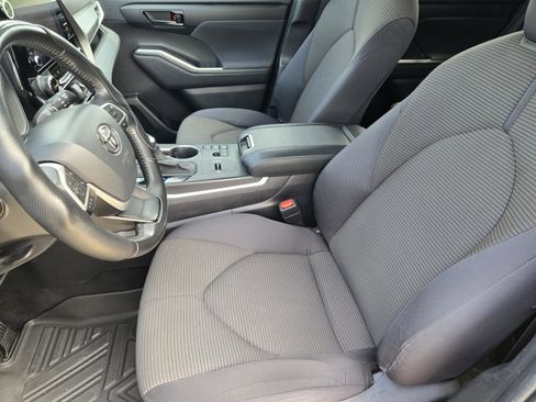 Used 2023 Toyota Highlander LE FWD image 9