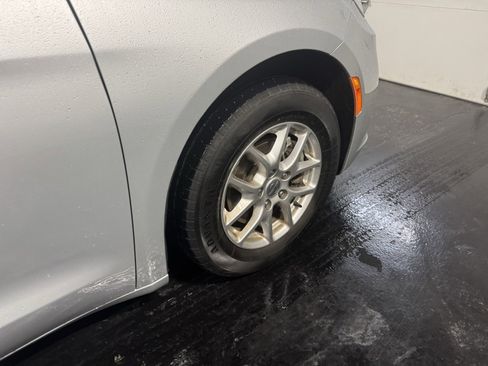 Used 2024 Chrysler Pacifica Touring-L image 17