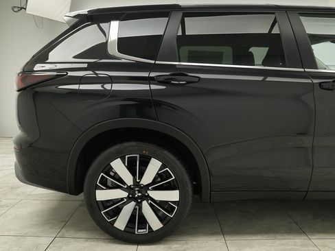 New 2025 Mitsubishi Outlander SE image 11