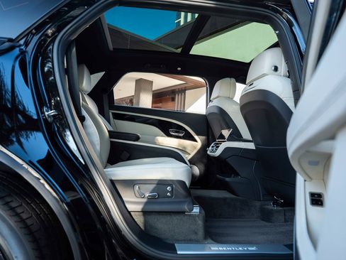 Used 2023 Bentley Bentayga Extended Wheelbase image 53