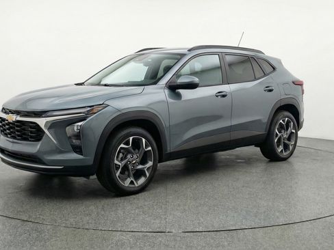 Used 2025 Chevrolet Trax LT image 3