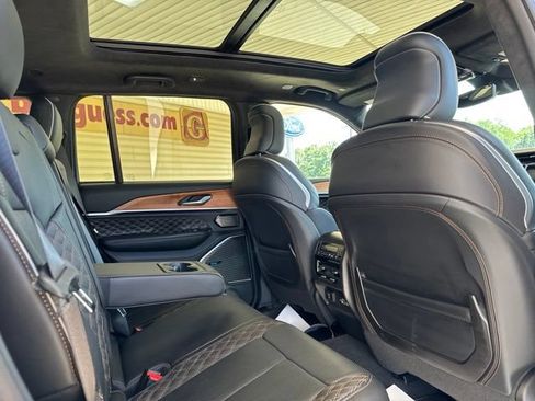 Used 2024 Jeep Grand Cherokee Summit AWD/4WD image 5