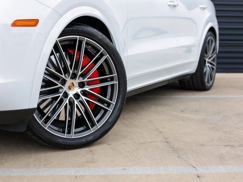 Certified 2023 Porsche Cayenne Turbo image 12