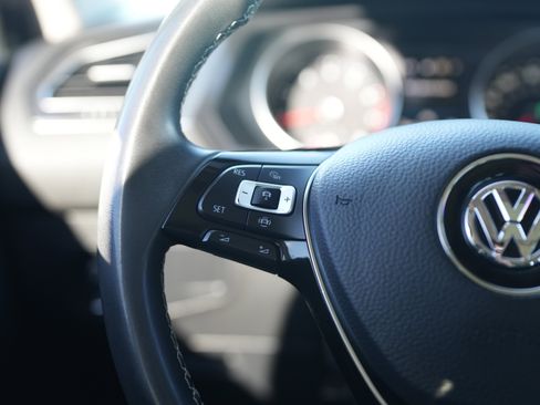 Used 2021 Volkswagen Tiguan SE w/ Panoramic Sunroof Package image 19