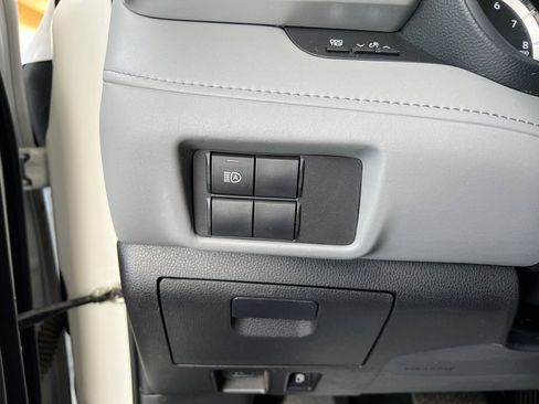 Used 2022 Toyota Highlander L image 18