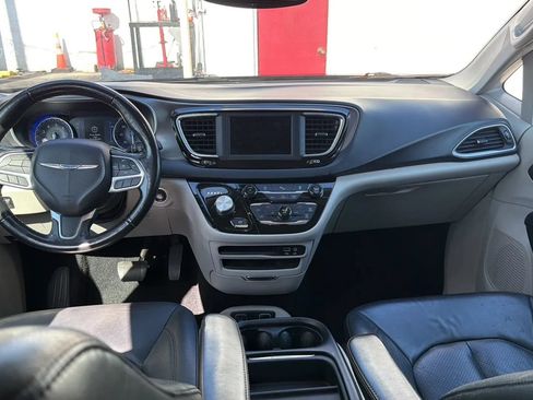 Used 2020 Chrysler Pacifica Touring-L FWD image 8
