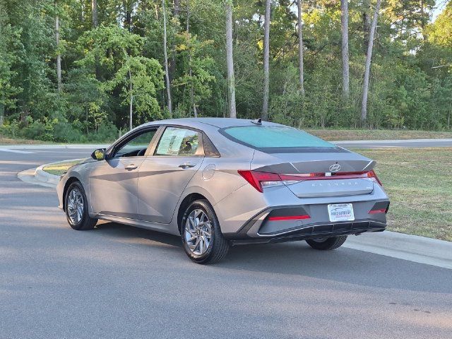 Used 2026 Hyundai Elantra Hybrid FWD image 11
