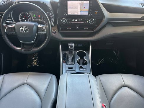 Used 2022 Toyota Highlander XLE AWD/4WD image 16