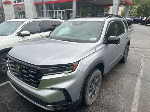 Used 2023 Honda Pilot TrailSport image 3