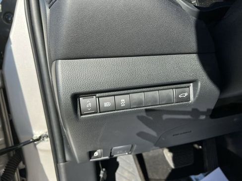 Used 2024 Toyota Venza LE image 19