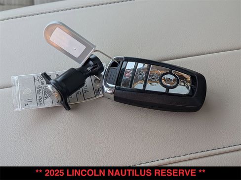Used 2025 Lincoln Nautilus Reserve image 34