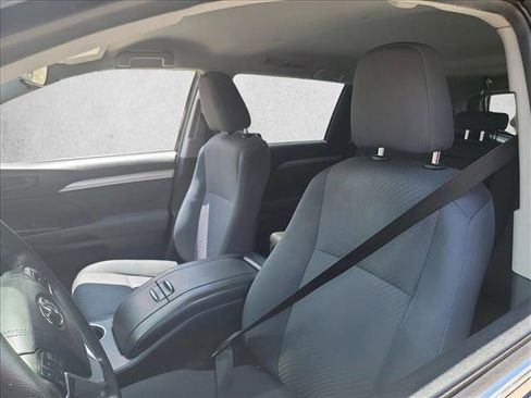 Used 2019 Toyota Highlander LE FWD image 13