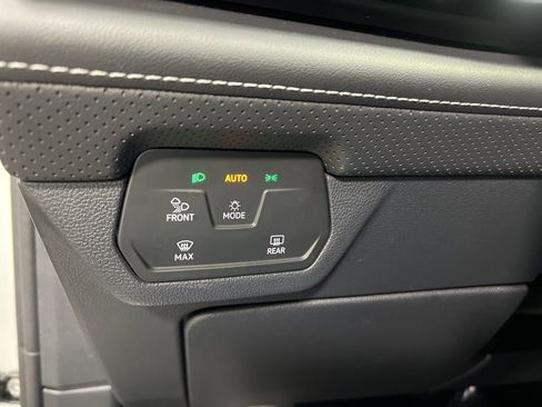 Used 2025 Volkswagen Atlas Cross Sport SE image 23