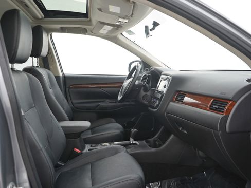 Used 2014 Mitsubishi Outlander SE AWD/4WD image 13