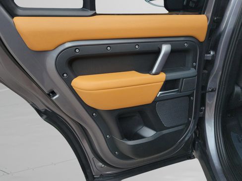 Used 2024 Land Rover Defender 110 X-Dynamic SE image 27