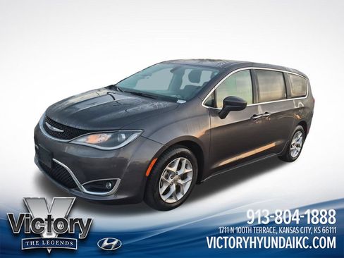 Used 2019 Chrysler Pacifica Touring Plus w/ Tire & Wheel Group FWD image 1
