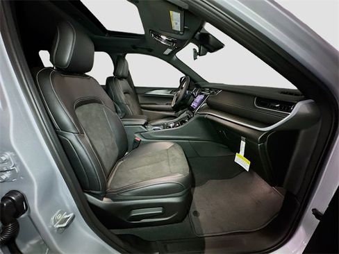 New 2025 Jeep Grand Cherokee L Altitude image 33