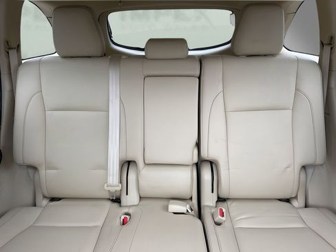 Used 2019 Toyota Highlander XLE image 12