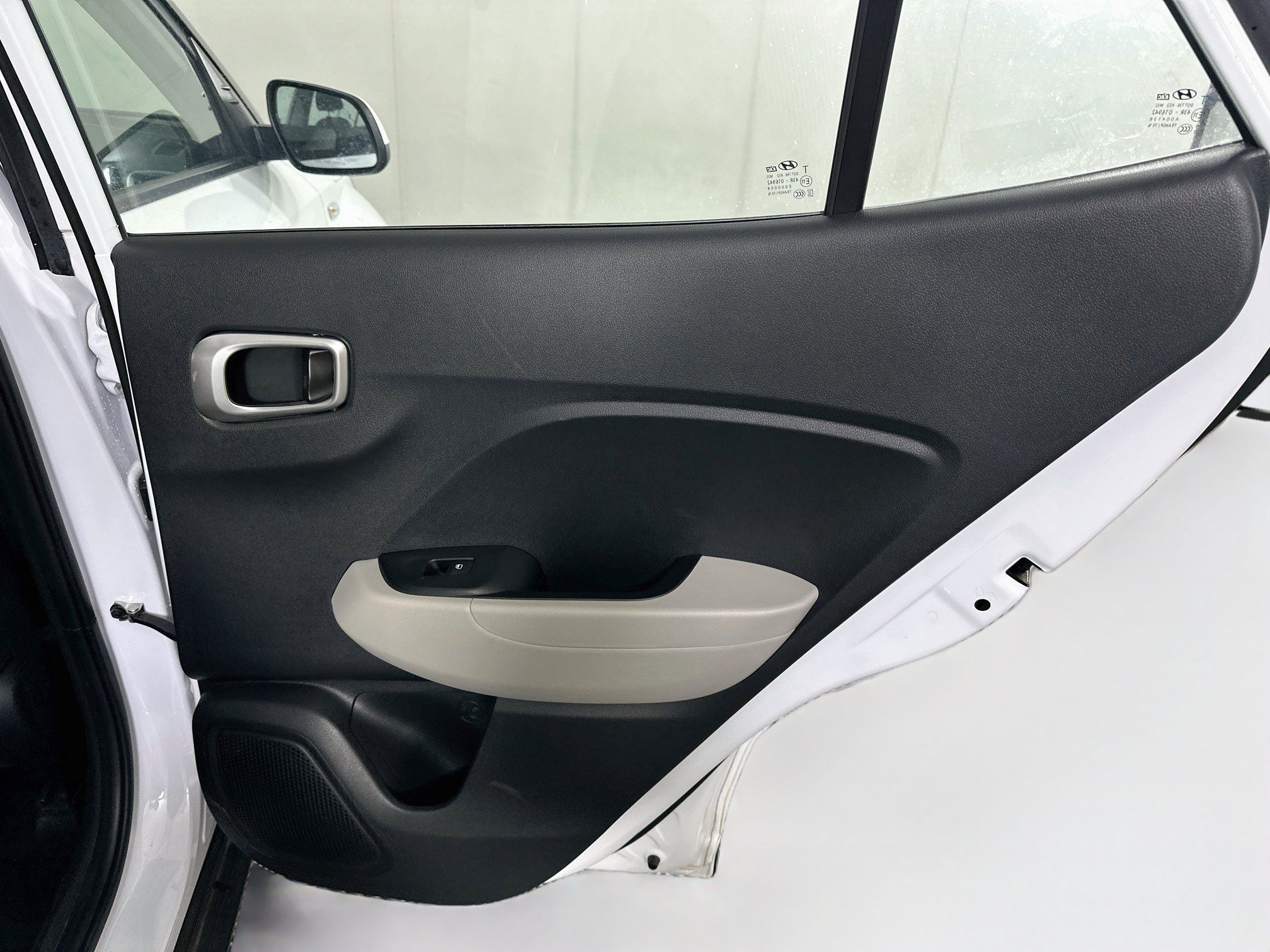 Used 2025 Hyundai Venue SEL FWD image 29