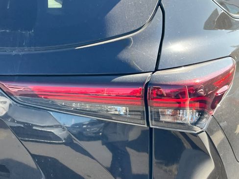 Used 2024 Toyota Highlander XLE AWD/4WD image 18