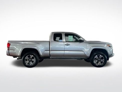 Used 2017 Toyota Tacoma TRD Sport image 3