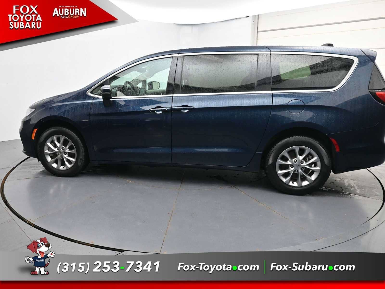 Used 2023 Chrysler Pacifica Touring-L AWD/4WD image 17