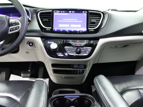 Used 2022 Chrysler Pacifica Touring-L FWD image 19