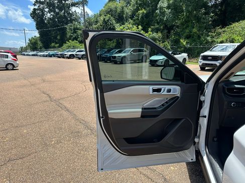 Used 2020 Ford Explorer Platinum w/ Premium Technology Package AWD/4WD image 6
