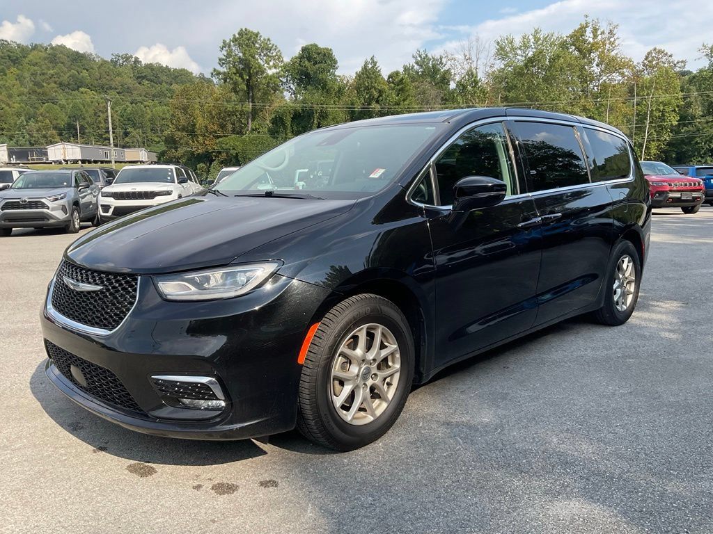 Used 2024 Chrysler Pacifica Touring-L FWD image 3