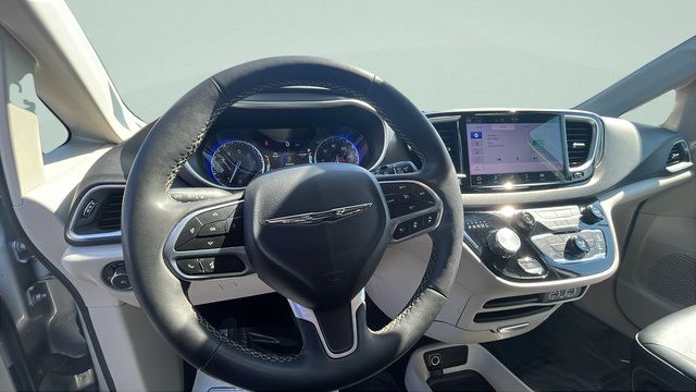 Used 2024 Chrysler Pacifica Touring-L FWD image 13