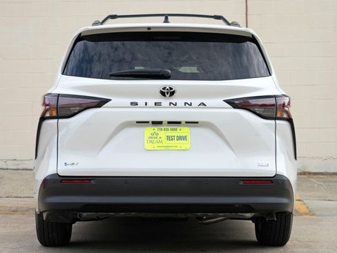 Used 2026 Toyota Sienna XLE FWD image 11