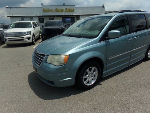 Used 2010 Chrysler Town & Country Touring FWD image 56