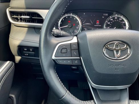 Used 2023 Toyota Highlander XLE FWD image 29