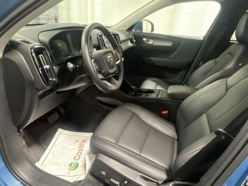 Used 2025 Volvo XC40 B5 Core image 10