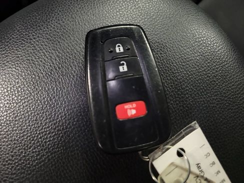 Used 2025 Toyota RAV4 XLE AWD/4WD image 21