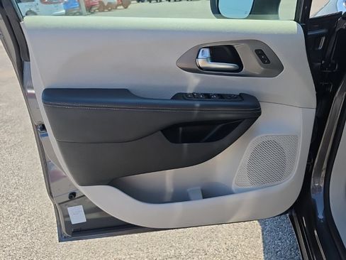 Certified 2023 Chrysler Pacifica Touring-L FWD image 12
